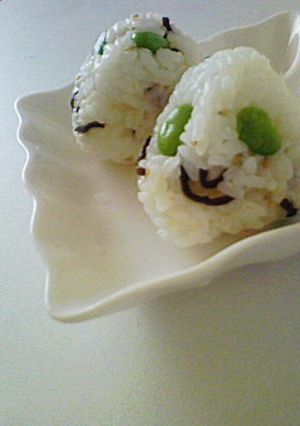 枝豆と塩こんぶで♪彩りおにぎり-レシピのメイン写真