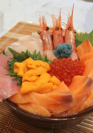 喰いﾈｪ!!　豪華北海六色「メガ海鮮丼」-レシピのメイン写真