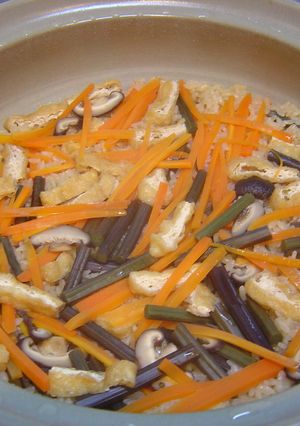 土鍋で作るわらびの炊き込みご飯-レシピのメイン写真