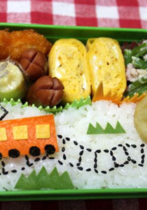 キャラ弁+電車+ゴマでお絵かき-レシピのメイン写真