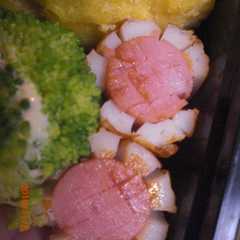 รูปของ ちくわとウインナーでひまわりのお花♪