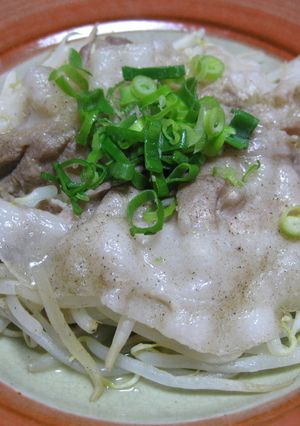 フライパンで簡単☆もやしと豚肉の蒸し焼き-レシピのメイン写真