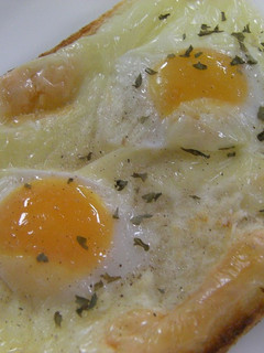 うずらで目玉焼きトースト-レシピのメイン写真
