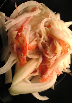 カニかまと玉葱のめんつゆ酢胡麻油サラダ-レシピのメイン写真