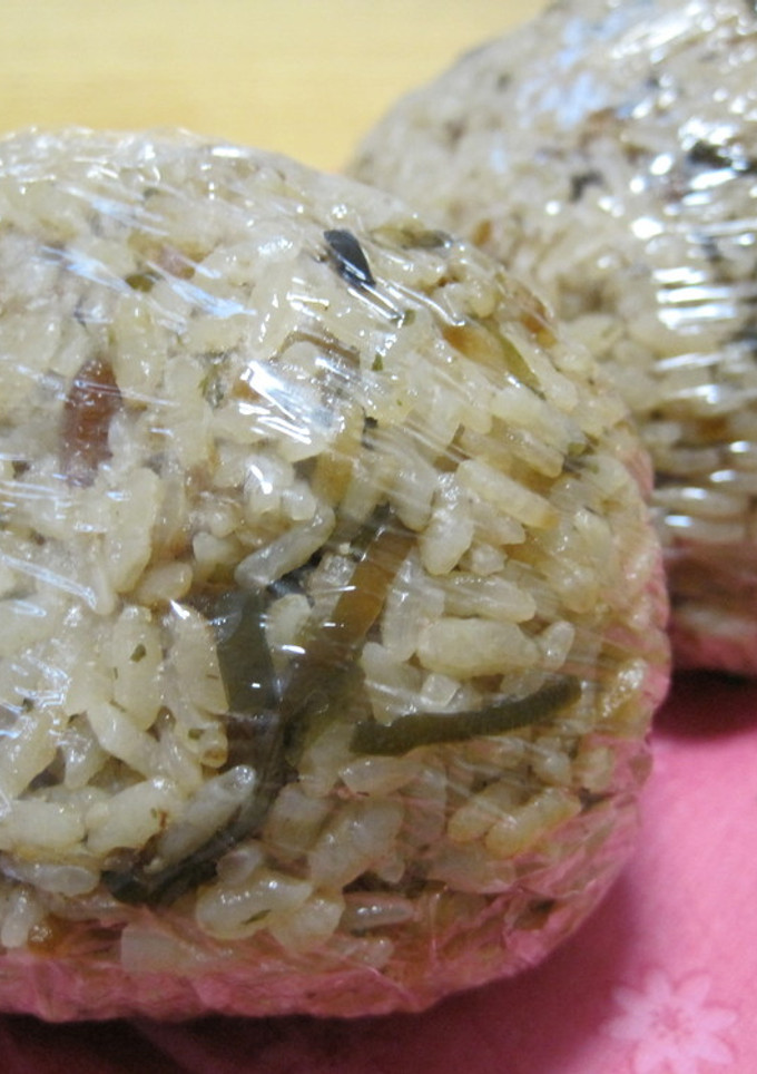 梅とこんぶのおにぎり☆彡かやくご飯風-レシピのメイン写真