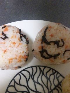 鮭フレーク&塩こんぶのおにぎり-レシピのメイン写真