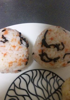 鮭フレーク＆塩こんぶのおにぎり-レシピのメイン写真