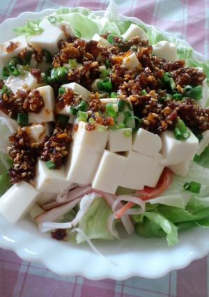 簡単のせるだけ☆食べるラー油で豆腐サラダ-レシピのメイン写真