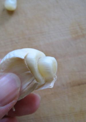 にんにくの皮と芯を同時につるっと取る方法-レシピのメイン写真