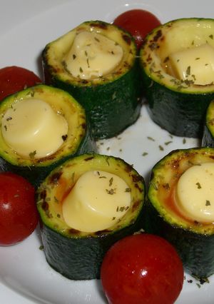 ズッキーニにチーズ詰めて焼くだけ-レシピのメイン写真