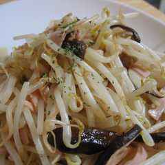 รูปของ 《簡単節約レシピ》 もやしとハムの炒め物