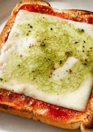 朝食に♪バジル香る簡単ピザトースト-レシピのメイン写真