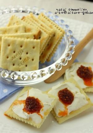 大絶賛♪クリチ＆食べラー乗せクラッカー-レシピのメイン写真