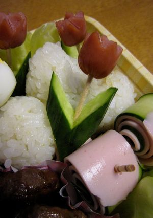お弁当に✿ウインナー＆胡瓜でチューリップ-レシピのメイン写真