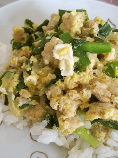 ☆♪鶏挽肉でニラ玉親子丼☆♪-レシピのメイン写真