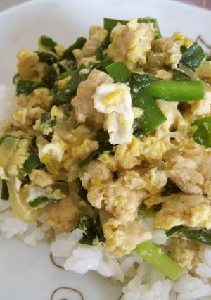 ☆♪鶏挽肉でニラ玉親子丼☆♪-レシピのメイン写真