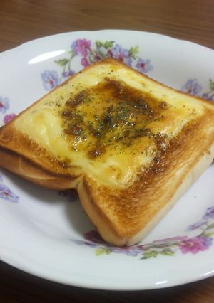 チーズトーストのアンチョビソース-レシピのメイン写真