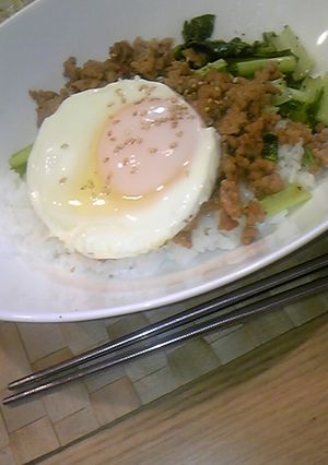 ピリ辛挽肉と半熟目玉焼きのカフェ丼-レシピのメイン写真