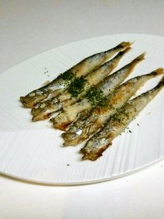 ししゃもをフライパンで焼いて粉チーズ!-レシピのメイン写真