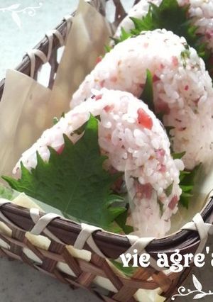 カリカリ梅でサッパリと♪しそ梅おにぎり-レシピのメイン写真