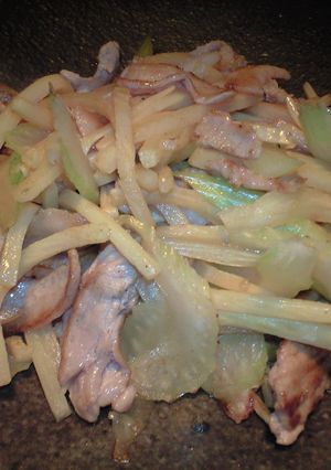 芹菜肉絲(セロリと豚肉の細切り炒め)-レシピのメイン写真