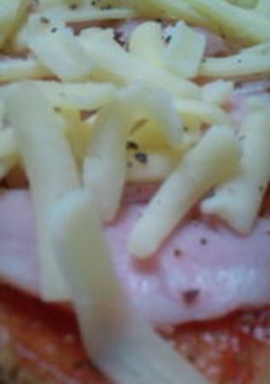 ガーリックパウダー乾燥バジルで食パンピザ-レシピのメイン写真