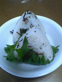 ぷちっと食感がたまらないえごまおにぎり-レシピのメイン写真