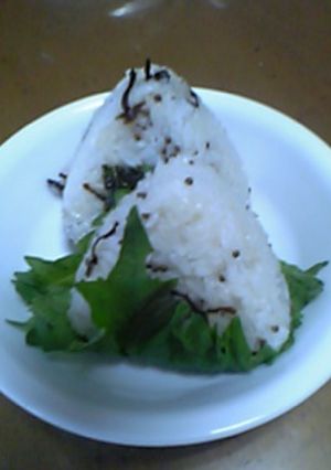 ぷちっと食感がたまらないえごまおにぎり-レシピのメイン写真