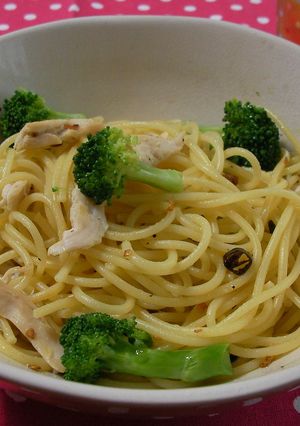 ブロッコリーと蒸し鶏のぺペロンチーノ-レシピのメイン写真