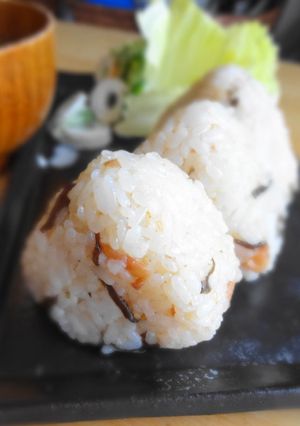 お弁当に☆塩昆布・梅・ごま油のおむすび-レシピのメイン写真