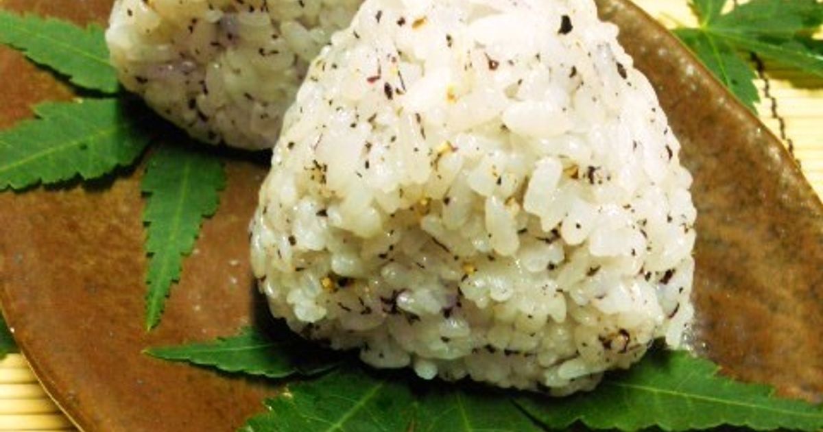 ピリッと辛いおにぎり①ゆかり by シャンプーハット 【クックパッド