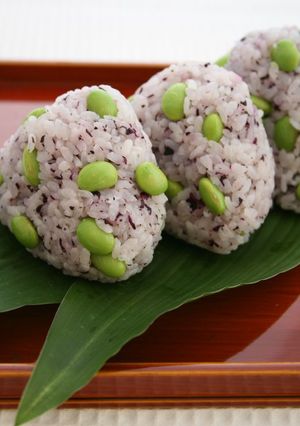 彩り豊か！枝豆のゆかりおにぎり-レシピのメイン写真