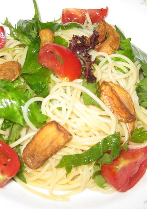 赤と緑とにんにくチップの冷静パスタ-レシピのメイン写真