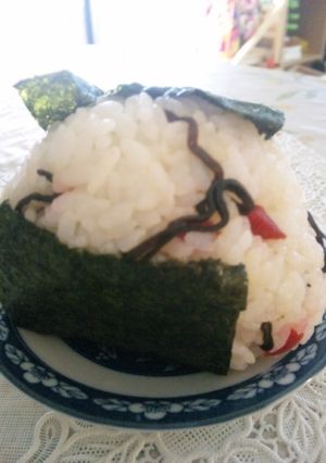 夏バテ防止！塩昆布とカリカリ梅のおにぎり-レシピのメイン写真