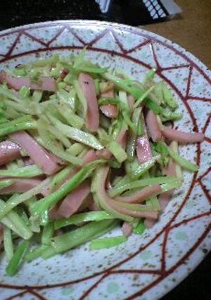 節約!ブロッコリーの茎で魚肉ソマヨ炒め-レシピのメイン写真