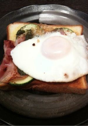 ズッキーニとベーコンバジルソーストースト-レシピのメイン写真