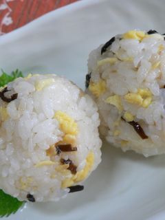 塩昆布+チーズ+卵の混ぜご飯-レシピのメイン写真