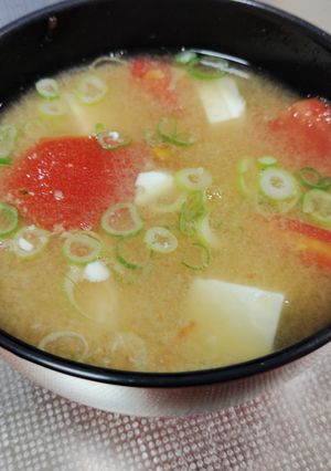 ササッと作る即席トマト入り味噌汁-レシピのメイン写真