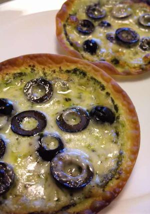 餃子の皮でミニピザ☆ジェノベオリーブ-レシピのメイン写真