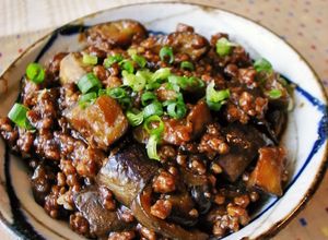 ご飯がっつり！ナスと豚ひき肉の甘味噌丼-レシピのメイン写真