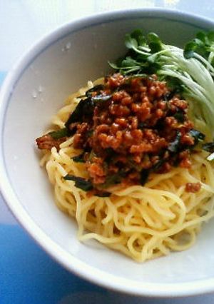夏だね! !コチュジャンで作るニラ肉冷麺-レシピのメイン写真