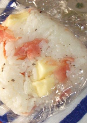 カリカリベーコンとブラぺチーズのおにぎり-レシピのメイン写真