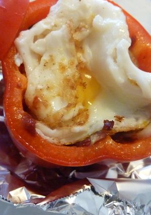 野菜とチーズと半熟目玉焼きのパプリカ包み-レシピのメイン写真