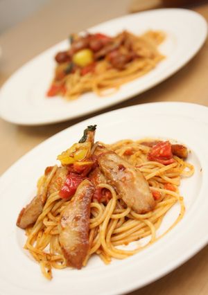 バルサミコ香るトマトと豚トロのパスタ-レシピのメイン写真
