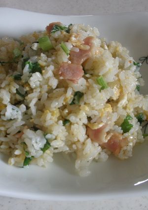 セロリの葉とベーコンの炒飯-レシピのメイン写真