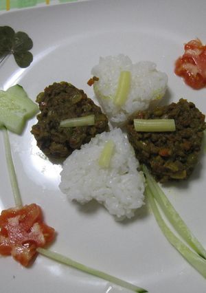 発見！ドライカレーで四葉のクローバー♪-レシピのメイン写真