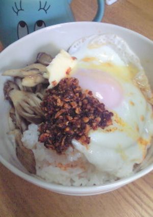 食べるラー油で目玉焼きのっけ丼-レシピのメイン写真