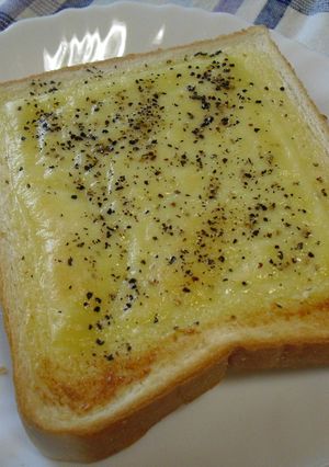 我が家の朝食☆ペッパー＆チーズトースト-レシピのメイン写真