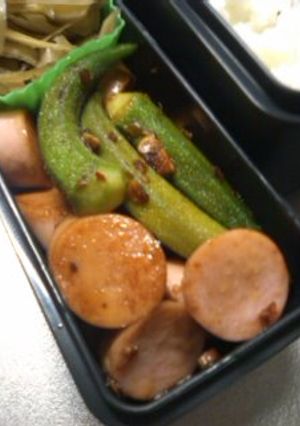 お弁当に！オクラと魚肉のラー油炒め-レシピのメイン写真