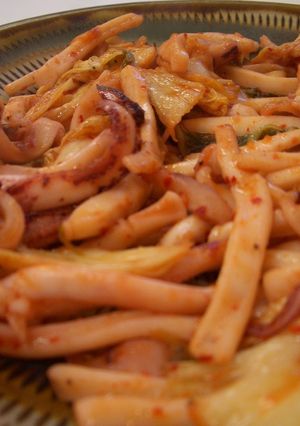 隠し味はオイスター!いかキムチ炒め-レシピのメイン写真